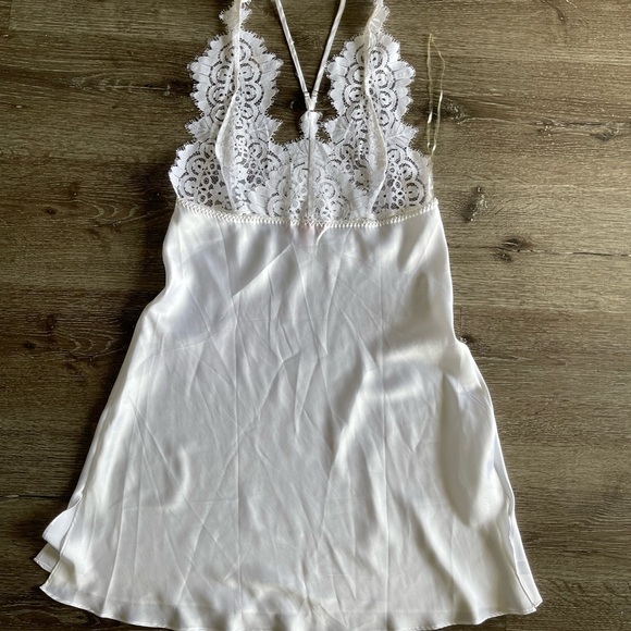 Elegant White Lace Nightgown - Picture 3 of 4